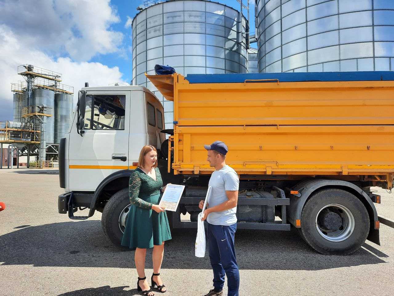 Поздравление первого тысячника области, перевезшего 1000 тонн зерна