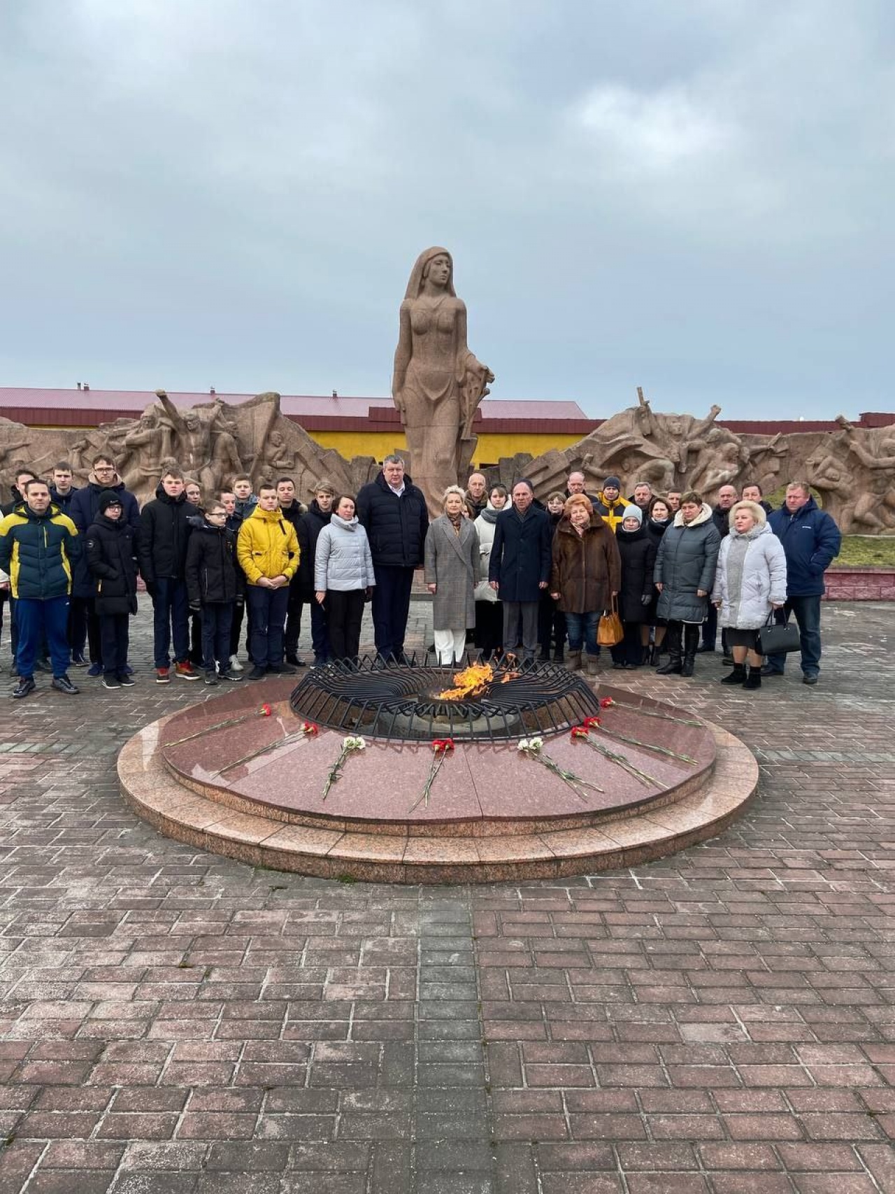 В аг. Вертелишки возложили цветы к мемориальному комплексу «Скорбящая мать»