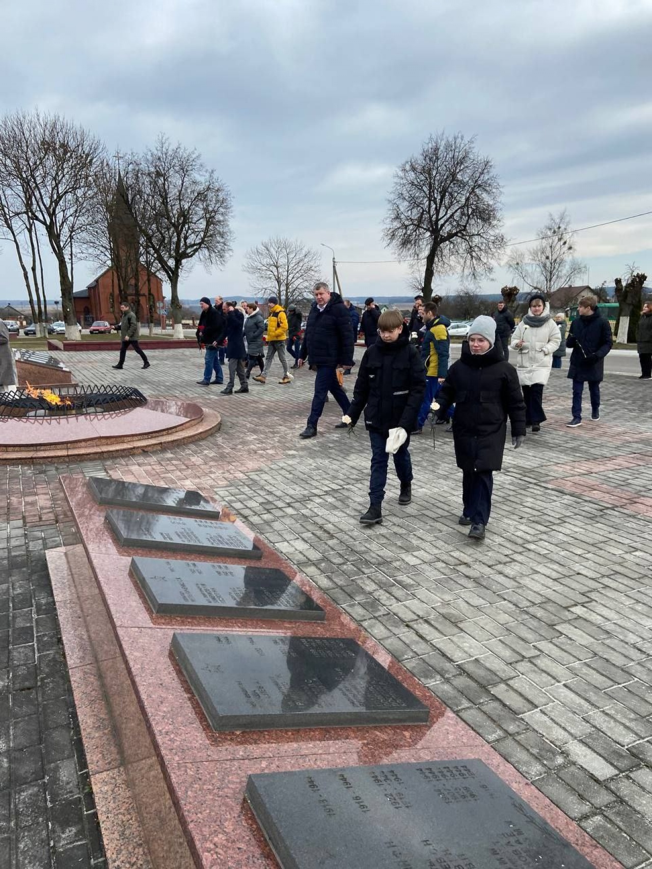 В аг. Вертелишки возложили цветы к мемориальному комплексу «Скорбящая мать»