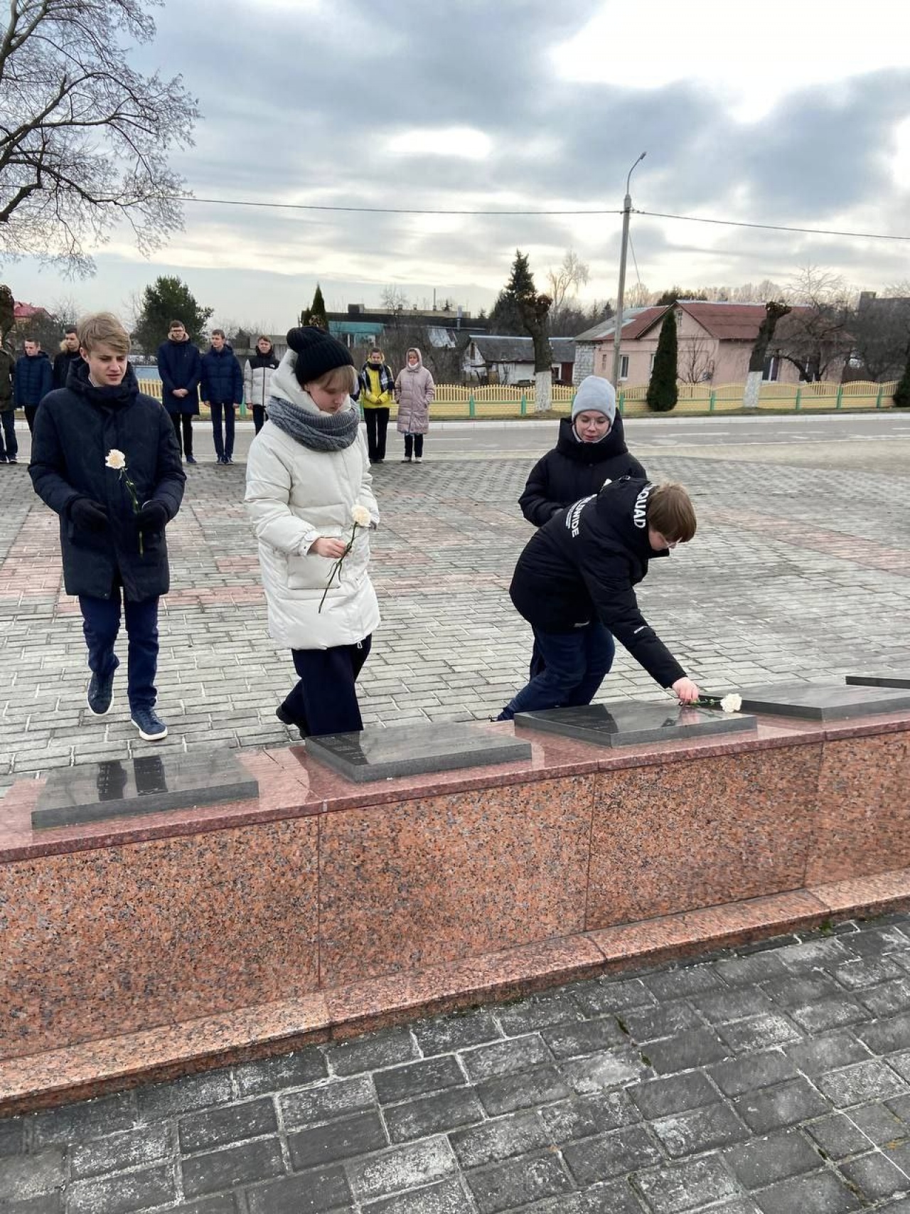 В аг. Вертелишки возложили цветы к мемориальному комплексу «Скорбящая мать»