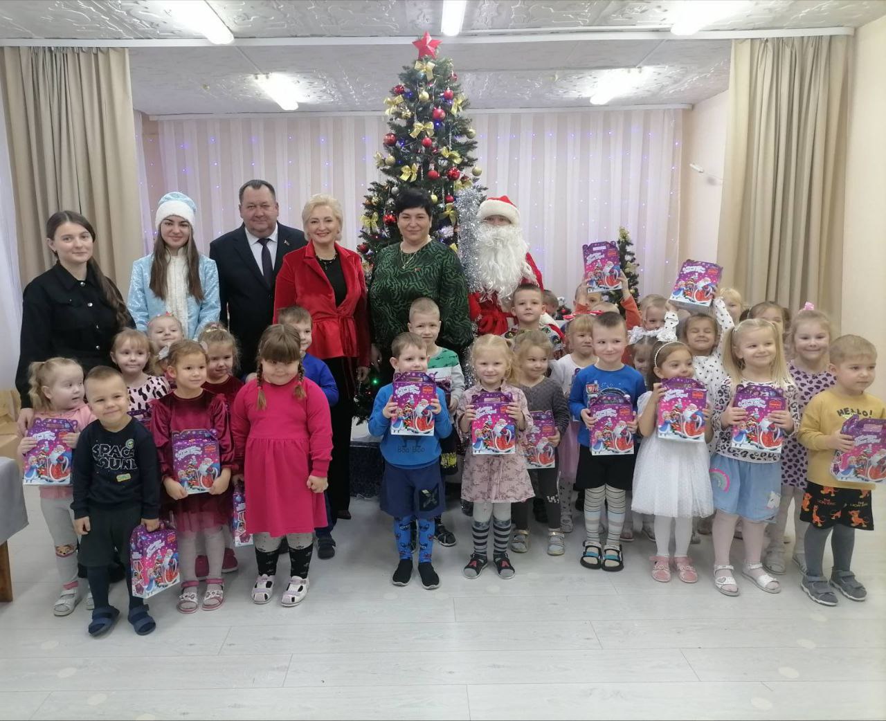 Новогодние подарки детскому саду