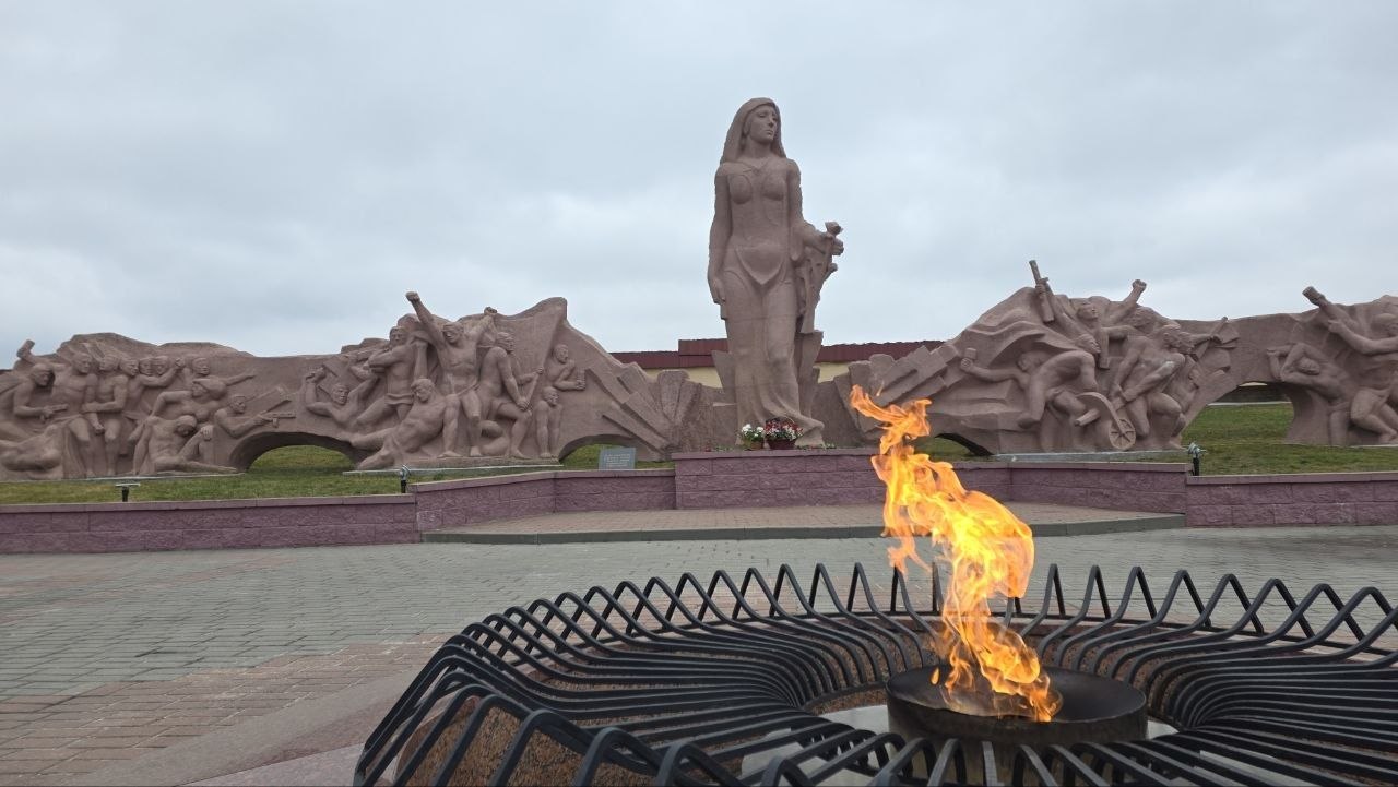 В аг. Вертелишки на мемориальном комплексе "Скорбящая мать" состоялся митинг-возложение, посвященный 83-й годовщине Хатынской трагедии.