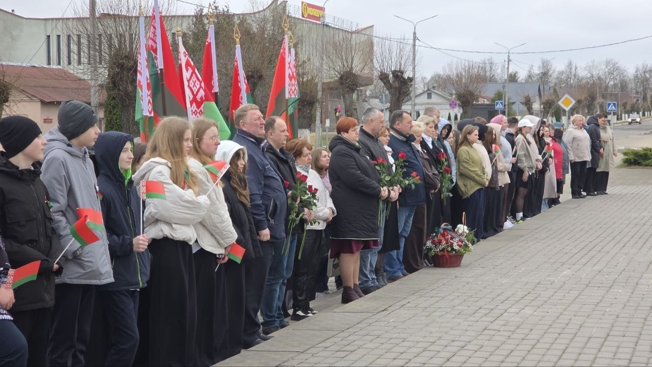 В аг. Вертелишки на мемориальном комплексе "Скорбящая мать" состоялся митинг-возложение, посвященный 83-й годовщине Хатынской трагедии.