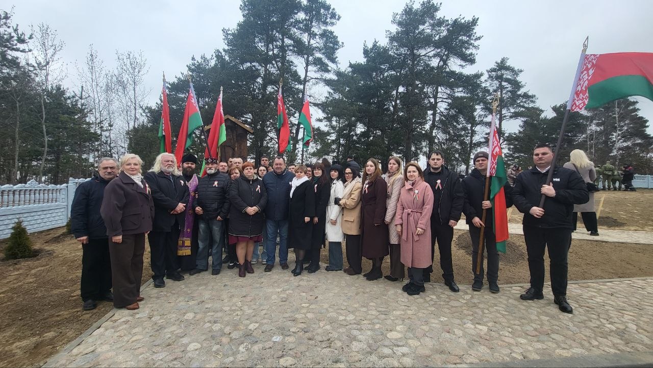 В аг. Вертелишки на мемориальном комплексе "Скорбящая мать" состоялся митинг-возложение, посвященный 83-й годовщине Хатынской трагедии.