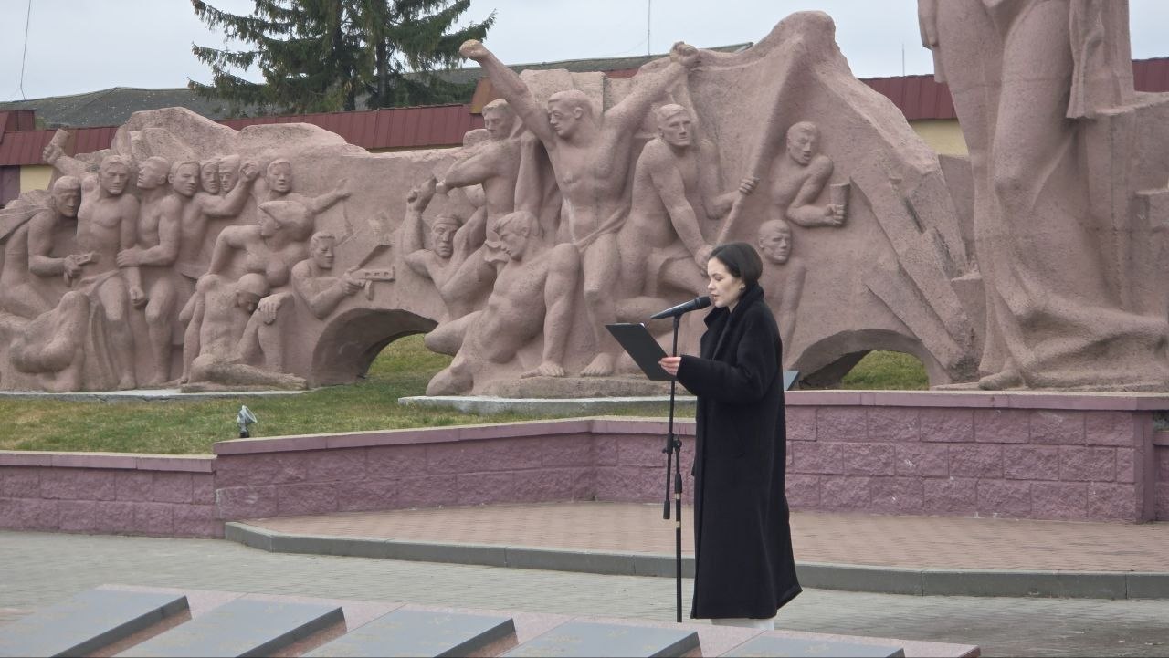 В аг. Вертелишки на мемориальном комплексе "Скорбящая мать" состоялся митинг-возложение, посвященный 83-й годовщине Хатынской трагедии.