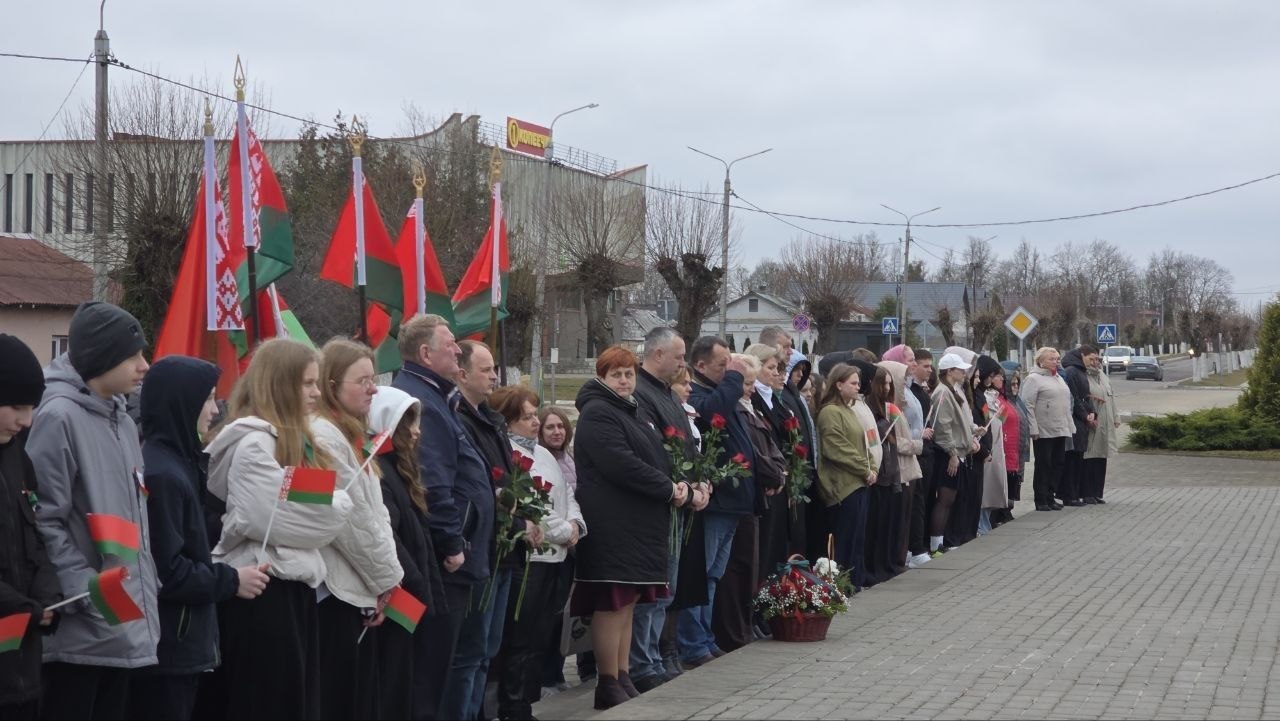 В аг. Вертелишки на мемориальном комплексе "Скорбящая мать" состоялся митинг-возложение, посвященный 83-й годовщине Хатынской трагедии.