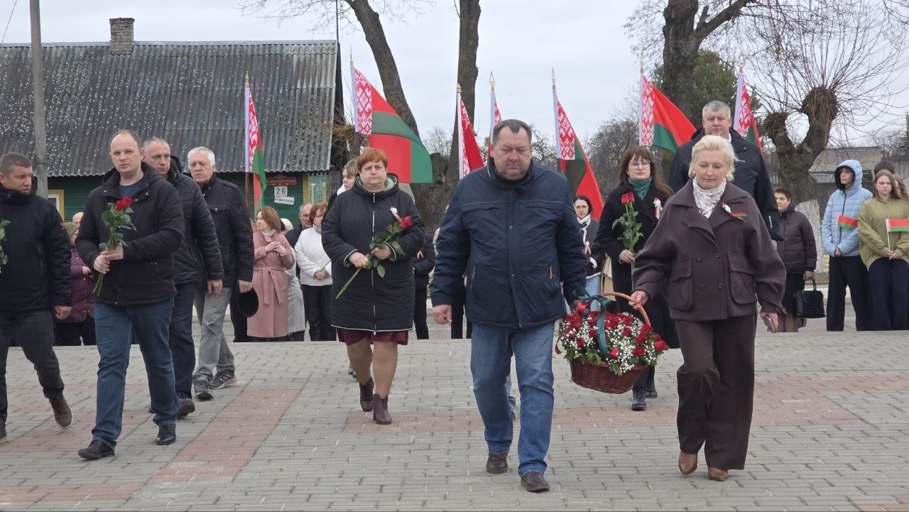 В аг. Вертелишки на мемориальном комплексе "Скорбящая мать" состоялся митинг-возложение, посвященный 83-й годовщине Хатынской трагедии.