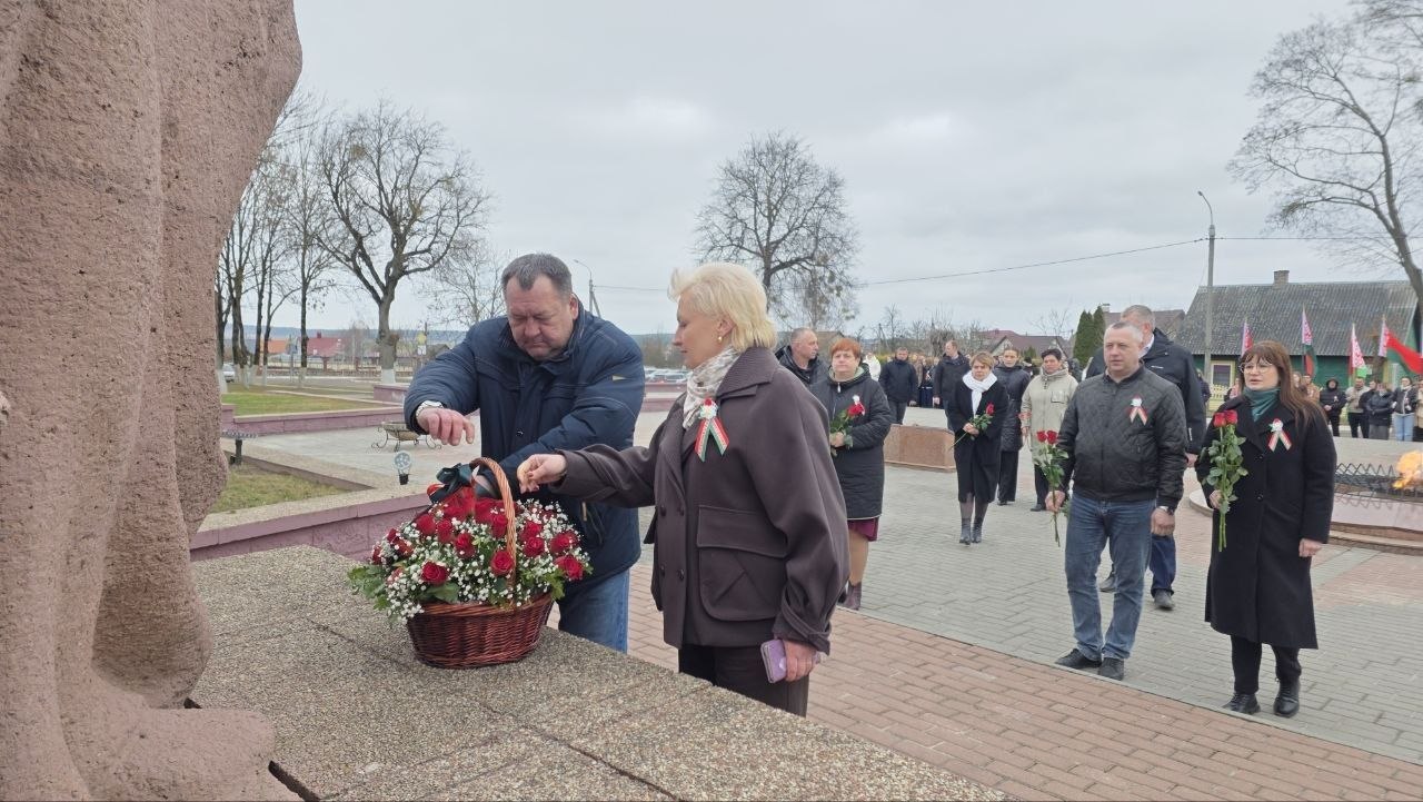 В аг. Вертелишки на мемориальном комплексе "Скорбящая мать" состоялся митинг-возложение, посвященный 83-й годовщине Хатынской трагедии.