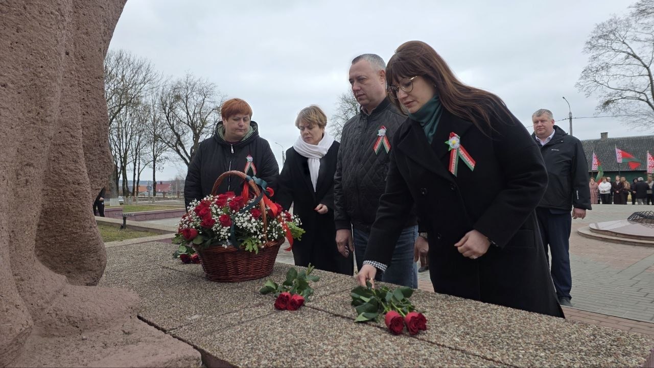 В аг. Вертелишки на мемориальном комплексе "Скорбящая мать" состоялся митинг-возложение, посвященный 83-й годовщине Хатынской трагедии.