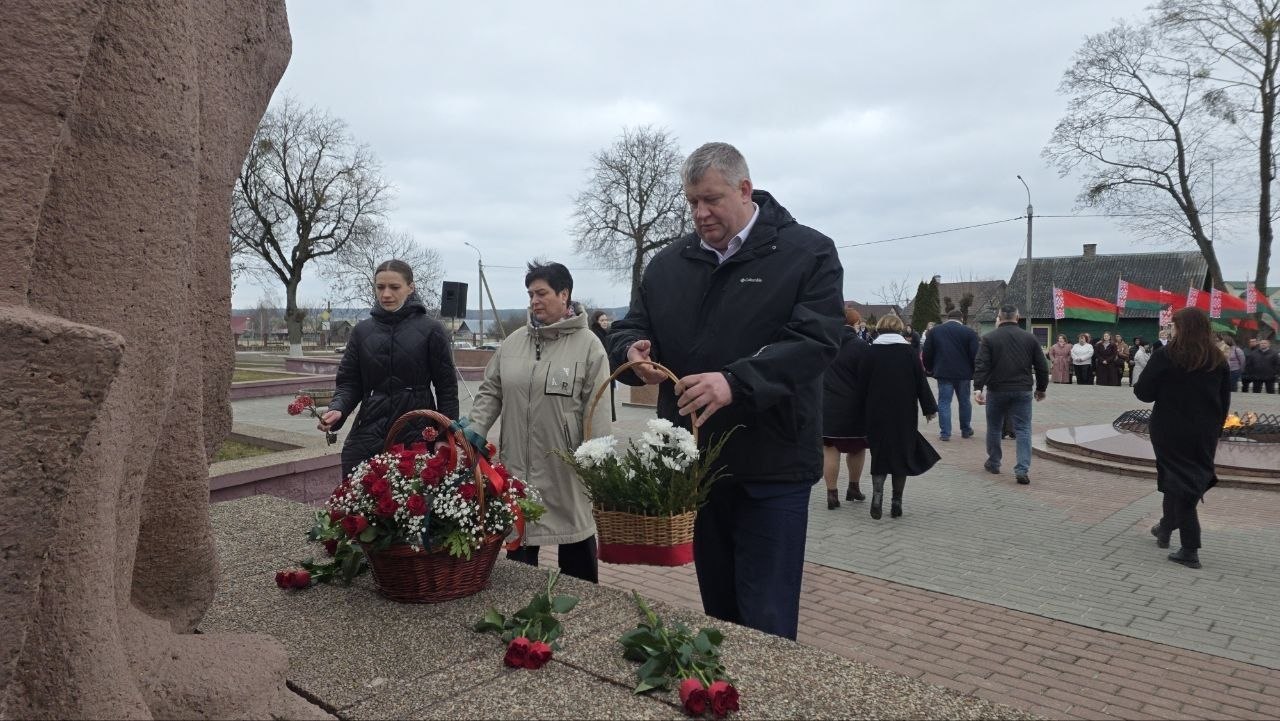 В аг. Вертелишки на мемориальном комплексе "Скорбящая мать" состоялся митинг-возложение, посвященный 83-й годовщине Хатынской трагедии.