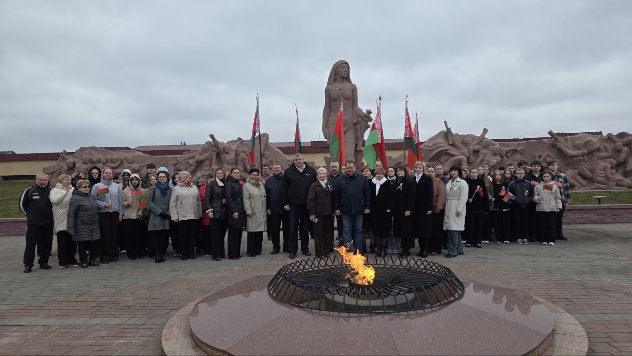 В аг. Вертелишки на мемориальном комплексе "Скорбящая мать" состоялся митинг-возложение, посвященный 83-й годовщине Хатынской трагедии.