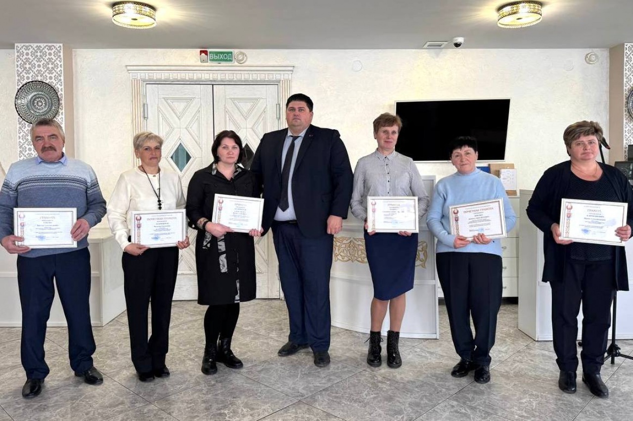 В честь передовых животноводов района не жалели благодарностей, подарков и песен