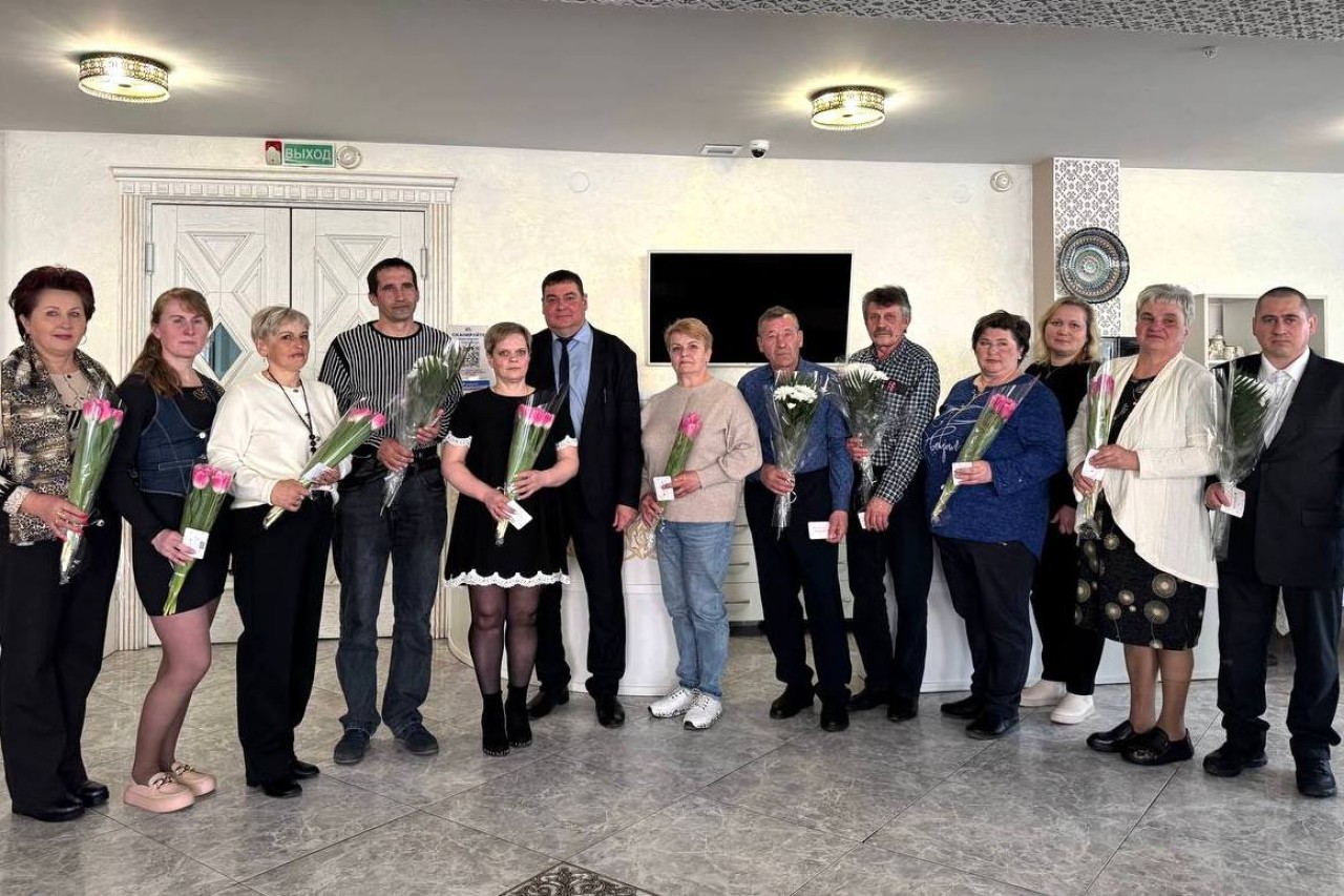 В честь передовых животноводов района не жалели благодарностей, подарков и песен