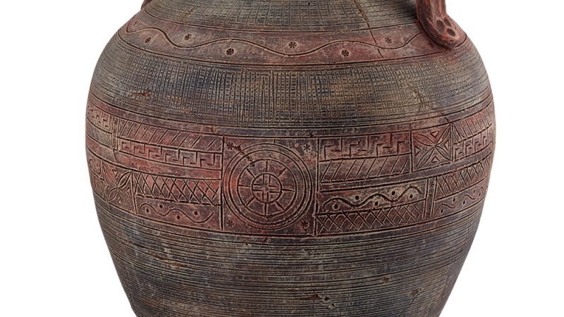 Амфора с орнаментом