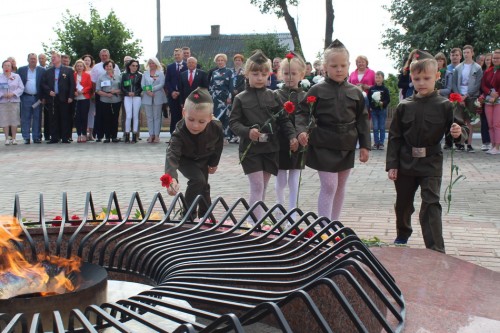 Все неравнодушные жители возложили цветы к подножию мемориала «Скорбящая мать»
