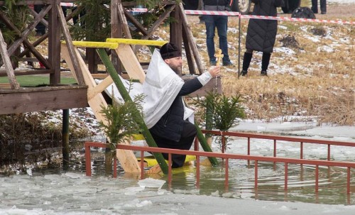 В агрогородке Вертелишки Гродненского района десятки верующих окунулись в прорубь