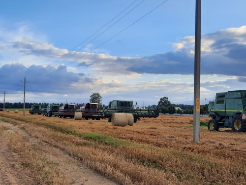 Спасибо огромное всем тем, кто от зари до зари трудится в полях, собирая богатый и увесистый урожай!