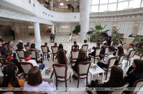 «Самые счастливые годы, потому что беззаботные». Лукашенко рассказал пионерам о своем детстве