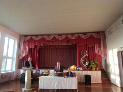 Председатель СПК «Прогресс-Вертелишки» В.А Ревяко посетил в канун Международного дня женщин учреждения образования аг.Вертелишки и поздравил коллективы с праздником