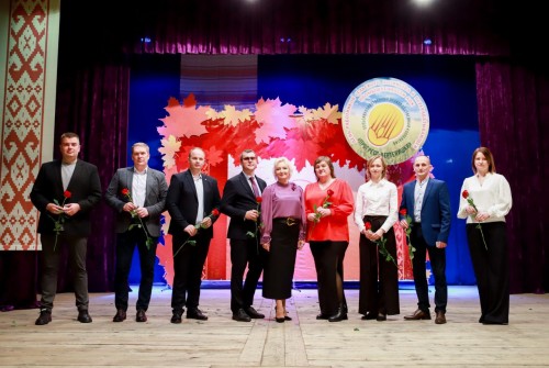 В канун профессионального праздника передавиков производства коллектива СПК "Прогресс-Вертелишки " чествовали на сцене Вертелишковского ЦК.