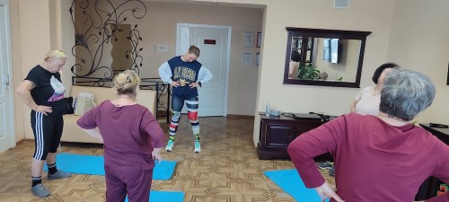 Физкультурно-оздоровительная зарядка для пожилых людей