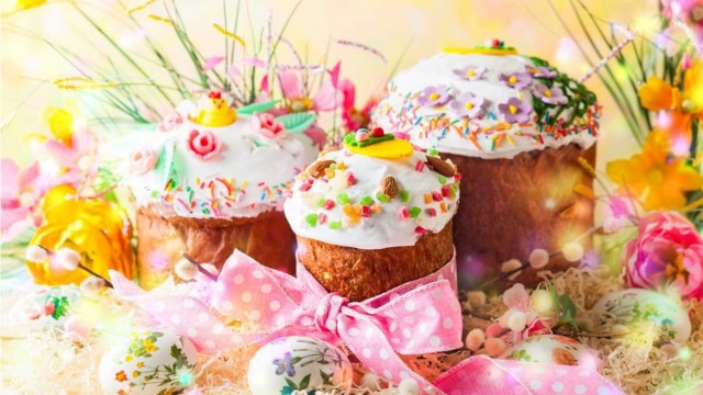 Дорогие коллеги, друзья, христиане! Поздравляем вас с Пасхой Христовой!