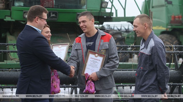 Первые молодежные экипажи-тысячники определились на уборочной в Гродненском районе