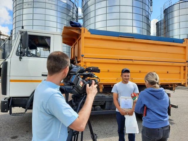 Первый тысячник области, перевезший 1000 тонн зерна