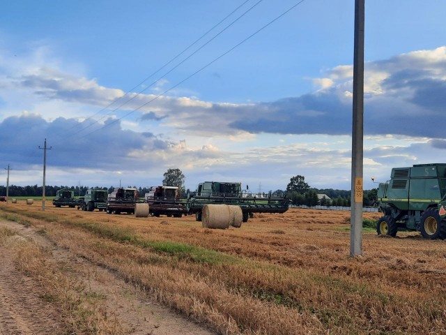 Спасибо огромное всем тем, кто от зари до зари трудится в полях, собирая богатый и увесистый урожай!
