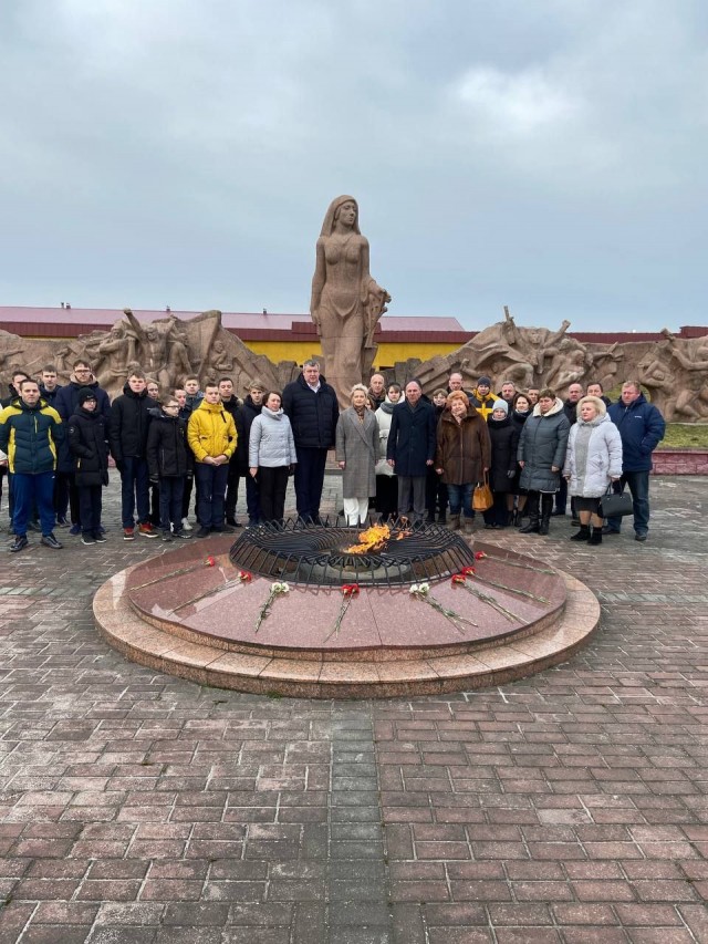 В аг. Вертелишки возложили цветы к мемориальному комплексу «Скорбящая мать»