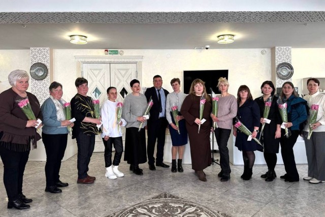 В честь передовых животноводов района не жалели благодарностей, подарков и песен