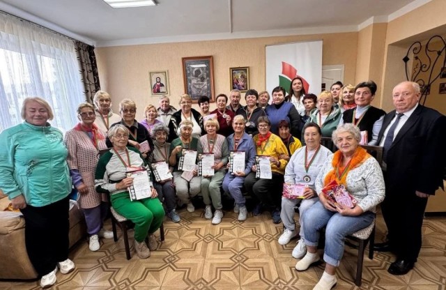 «Возраст - не помеха!»: в Вертелишках прошло первенство Гродненского района по скандинавской ходьбе